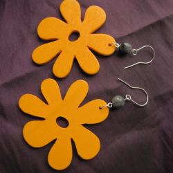pomarańczowe drewniane kwiatki - Kolczyki - Biżuteria